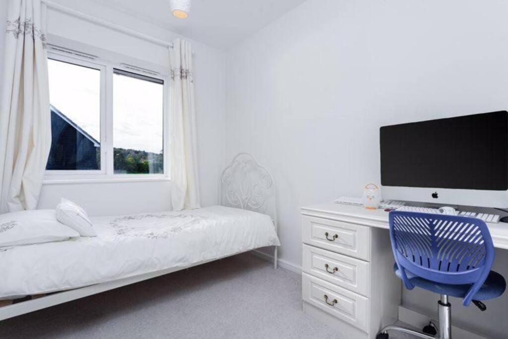 Cosy 3 bed house close to Gatwick Airport view 3