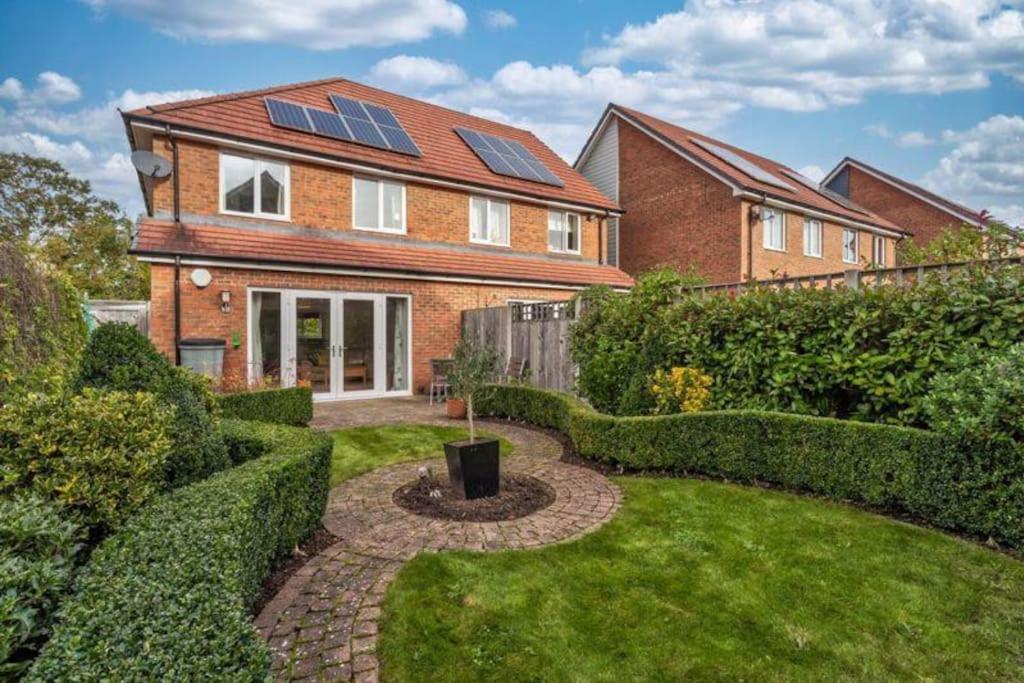Cosy 3 bed house close to Gatwick Airport view 4