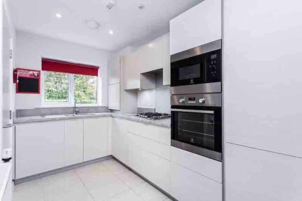 Cosy 3 bed house close to Gatwick Airport view 5