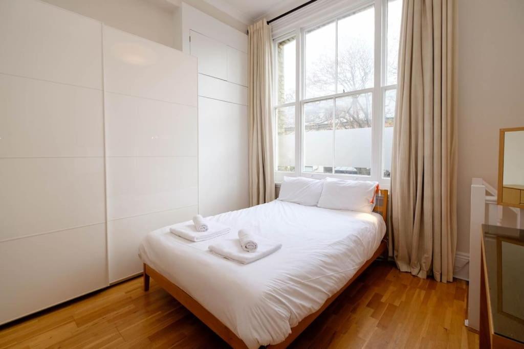 Stunning First Avenue balcony flat moments from the beach!