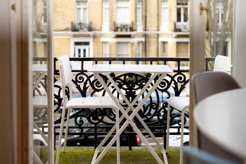 Stunning First Avenue balcony flat moments from the beach!