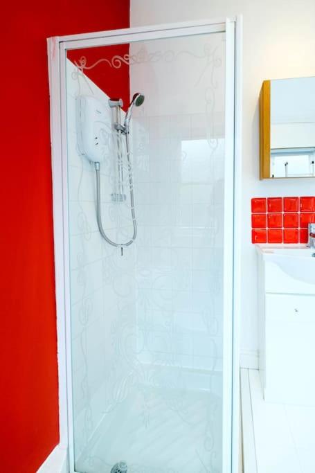 Stunning First Avenue balcony flat moments from the beach!