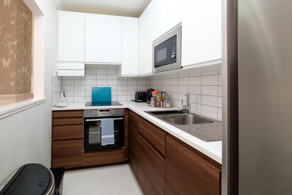 Stunning First Avenue balcony flat moments from the beach!