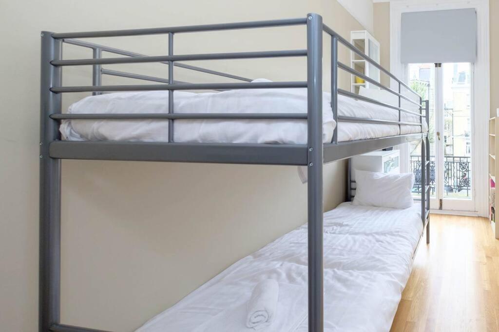 Stunning First Avenue balcony flat moments from the beach!
