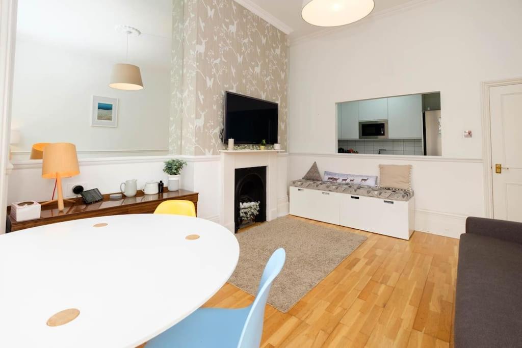Stunning First Avenue balcony flat moments from the beach!