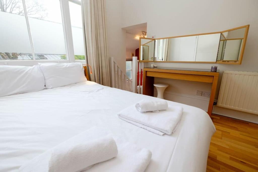 Stunning First Avenue balcony flat moments from the beach!