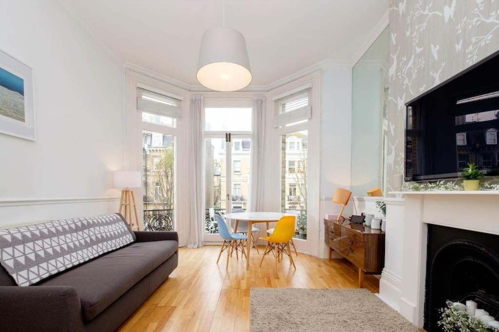 Stunning First Avenue balcony flat moments from the beach!