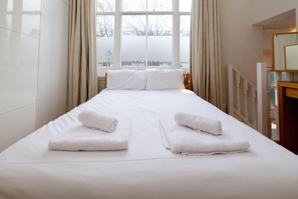 Stunning First Avenue balcony flat moments from the beach!