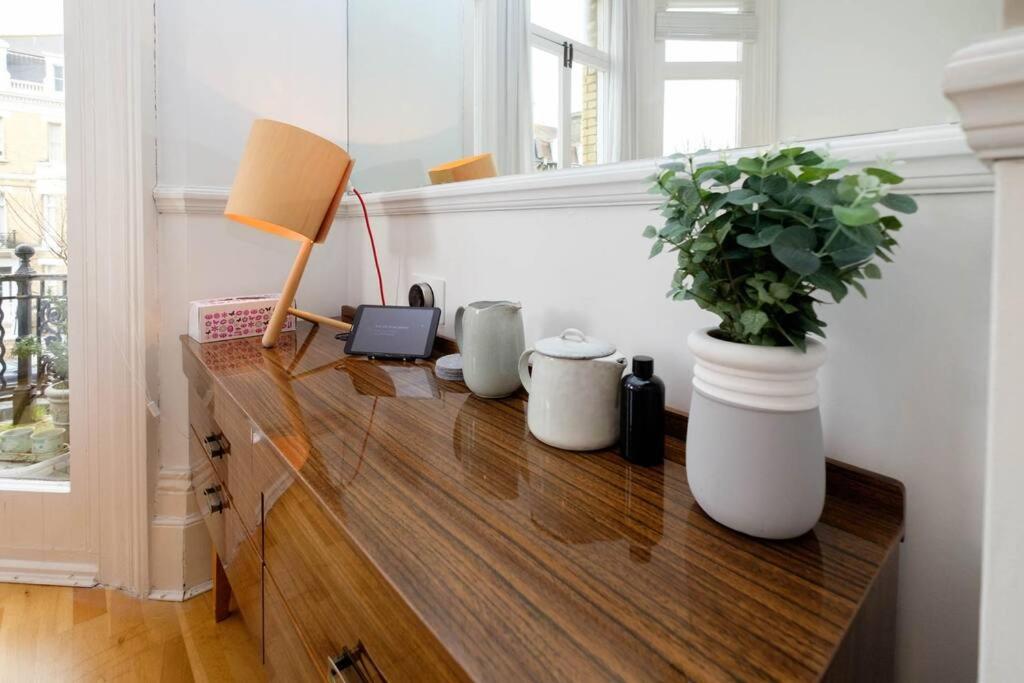 Stunning First Avenue balcony flat moments from the beach!