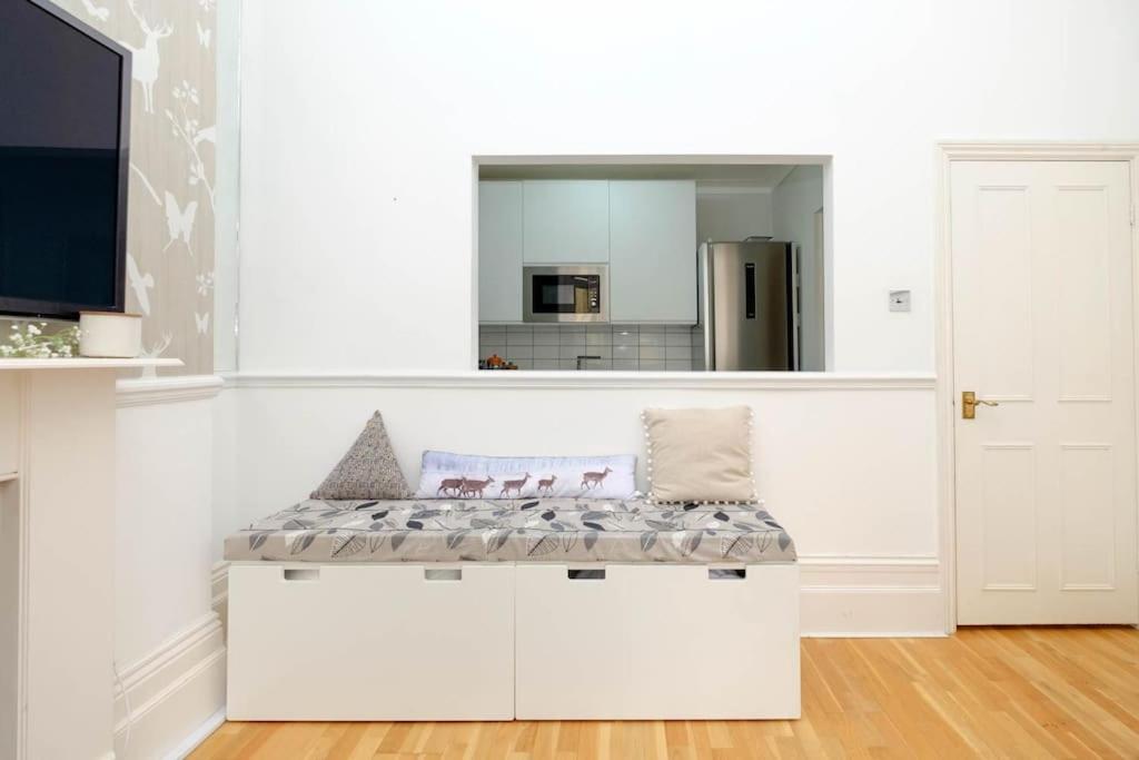 Stunning First Avenue balcony flat moments from the beach!