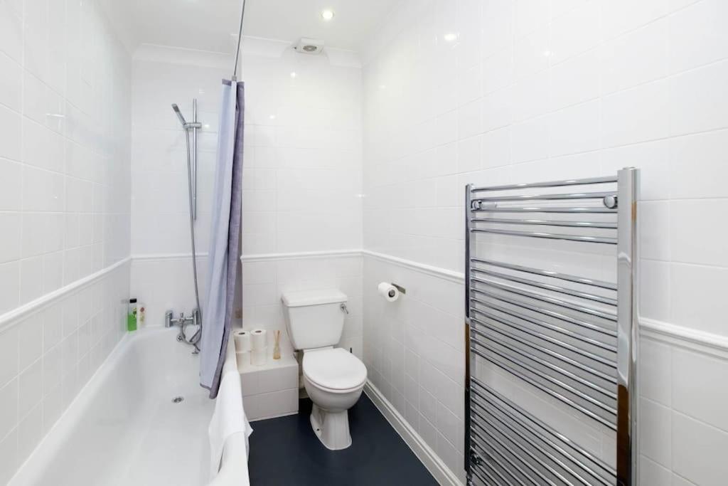 Stunning First Avenue balcony flat moments from the beach!