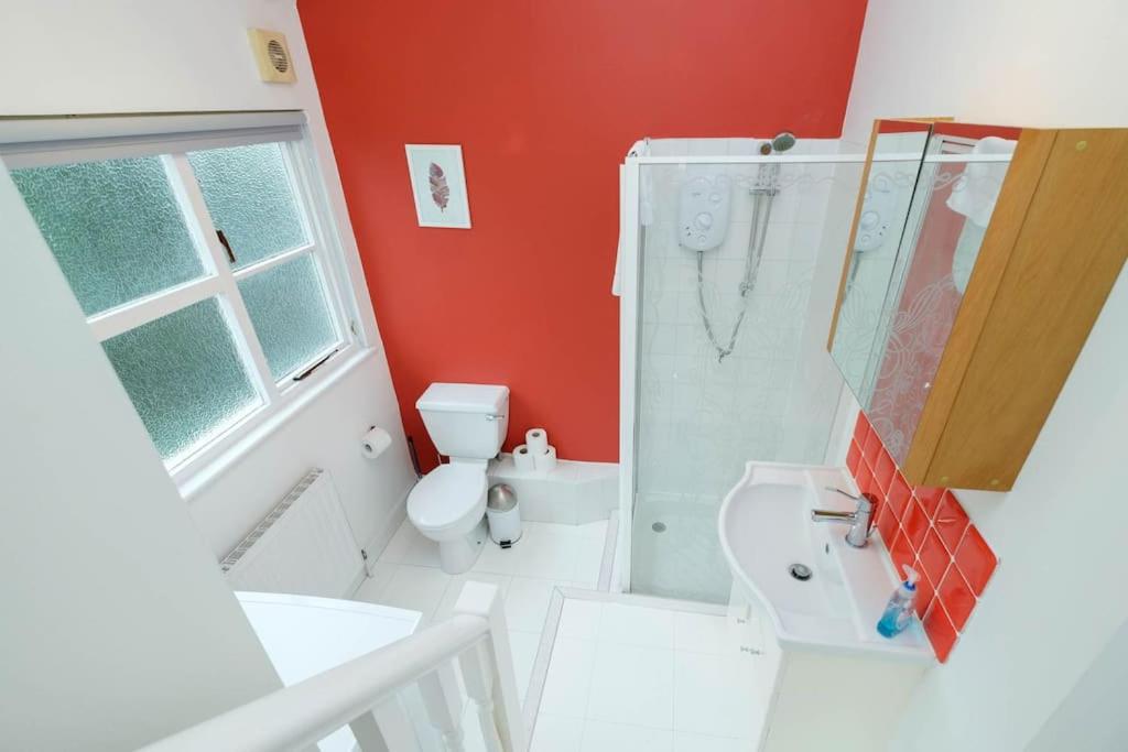 Stunning First Avenue balcony flat moments from the beach!