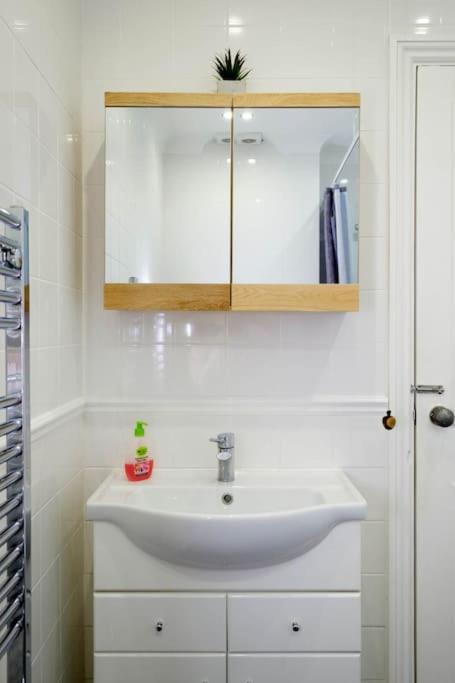 Stunning First Avenue balcony flat moments from the beach!