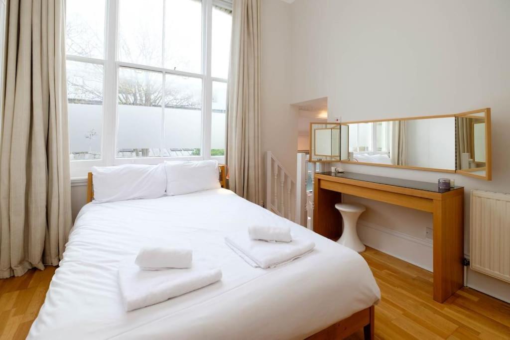 Stunning First Avenue balcony flat moments from the beach!