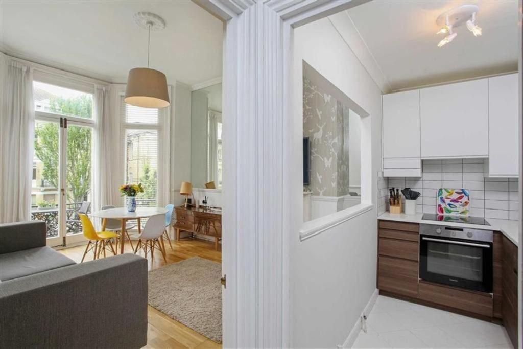 Stunning First Avenue balcony flat moments from the beach!