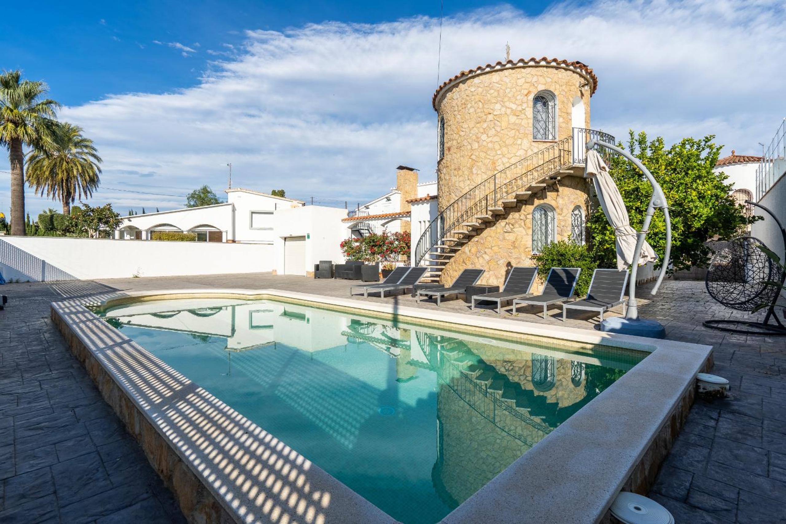 Hotel WELCS CASA 111 EMP con piscina - Image 1