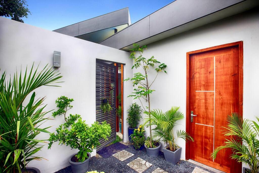 Beautiful Modern Garden Home view 2
