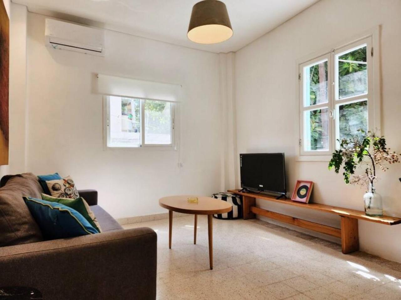 Railway House 1BR Apt w front yard view 2