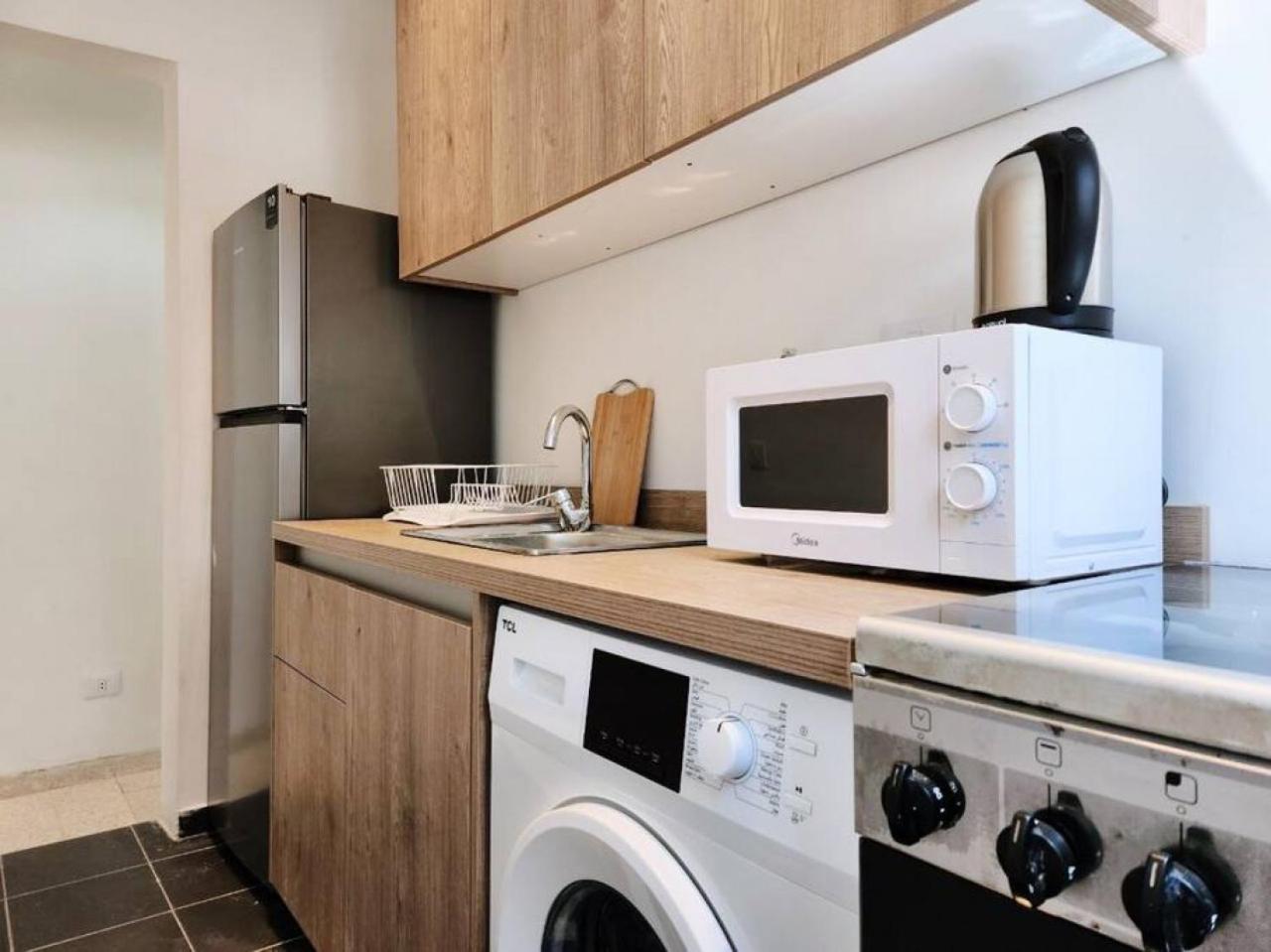 Railway House 1BR Apt w front yard view 5