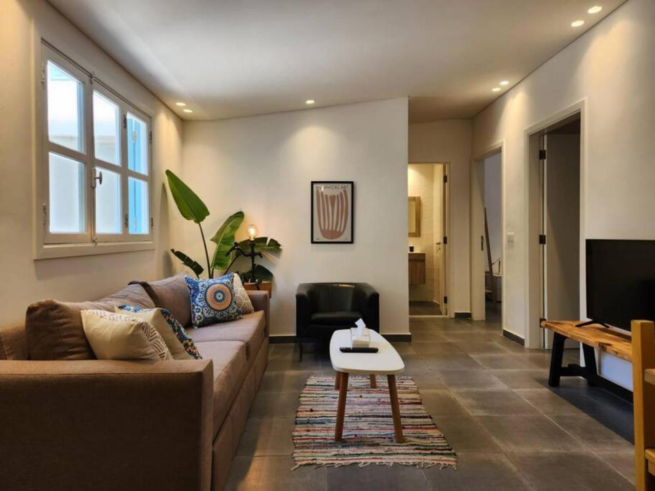 Railway House 2BR Apt w front yard view 2