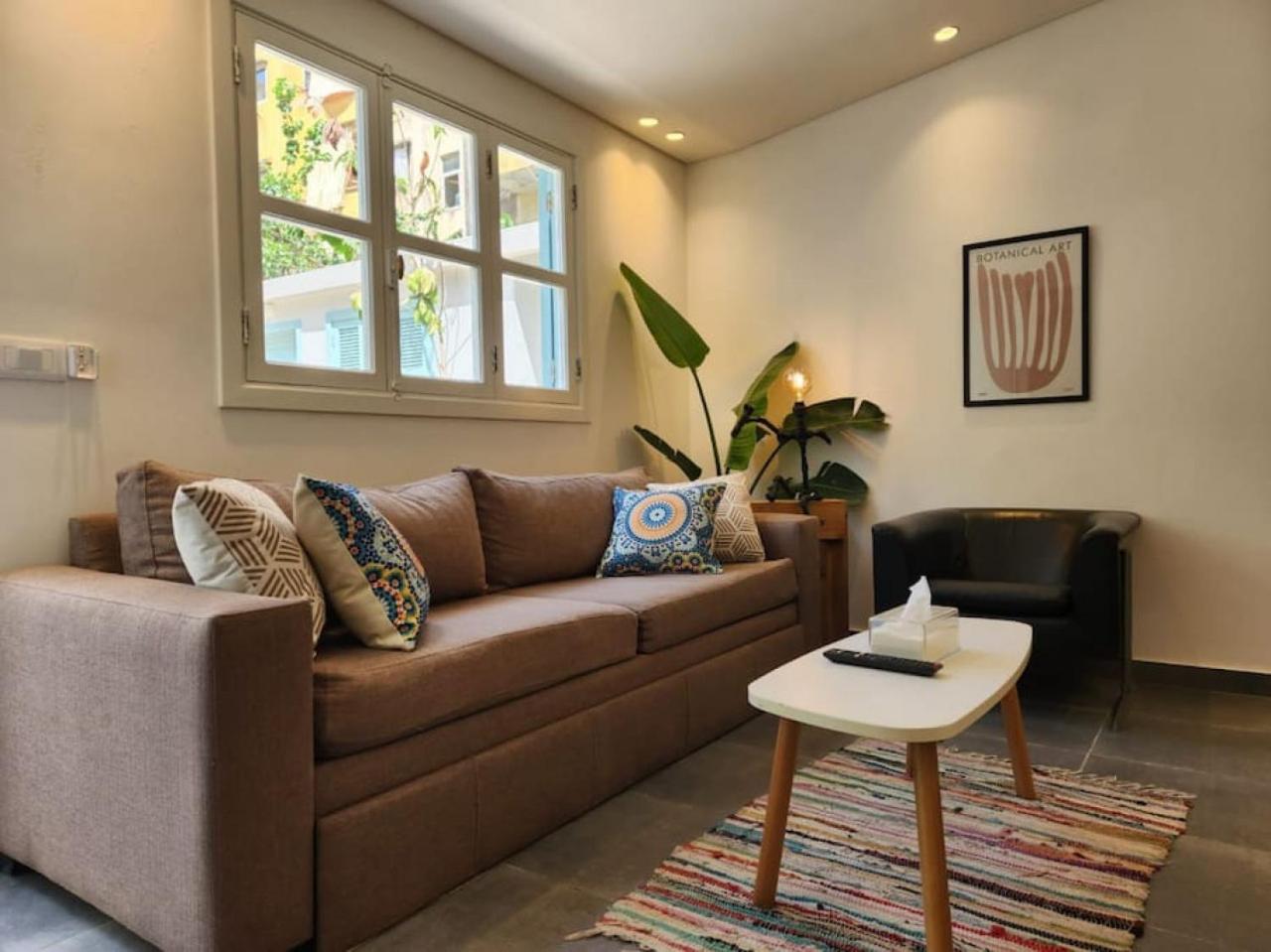 Railway House 2BR Apt w front yard view 3