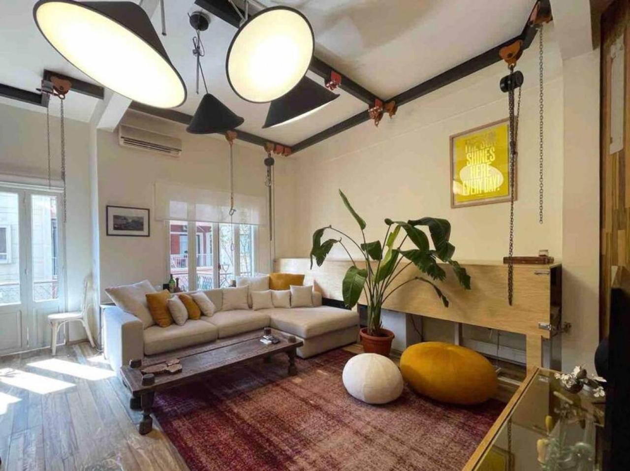 Designer 1BR apt in Gemmayze view 3