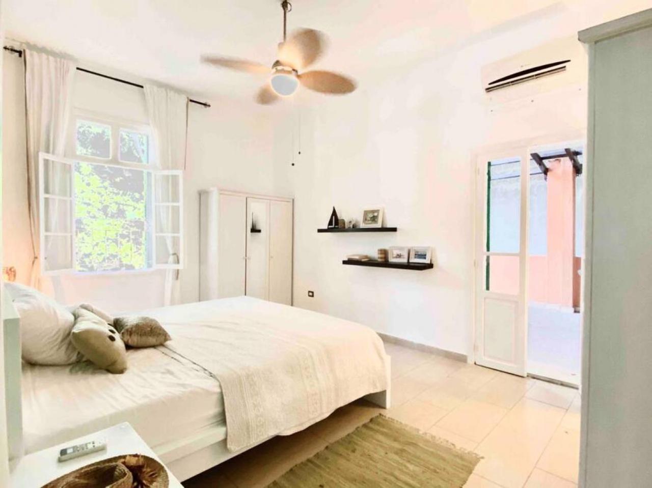 3BR on MM stairs with a quiet terrace view 5