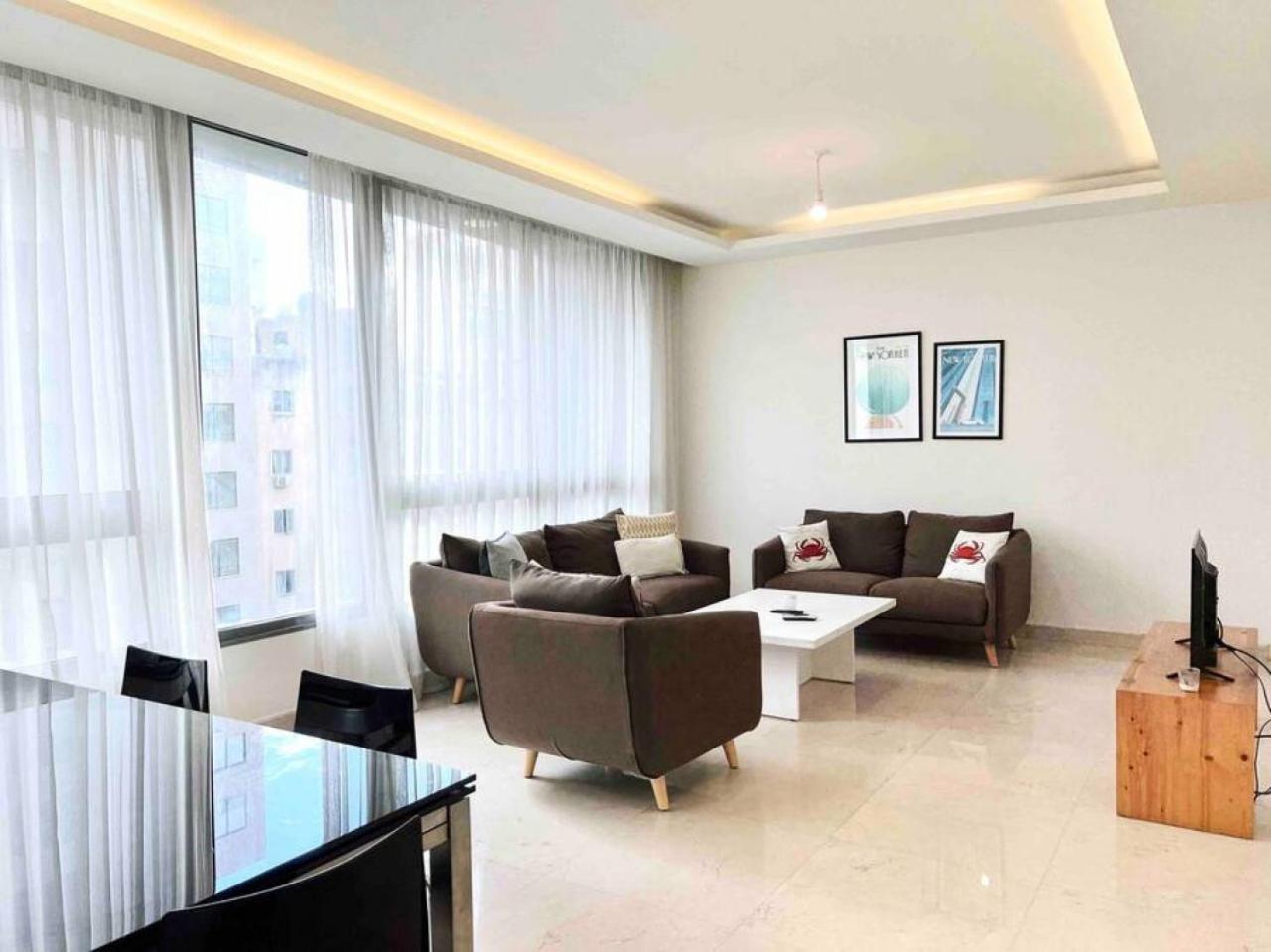 Modern 3BR Apt next to Hotel Dieu view 2