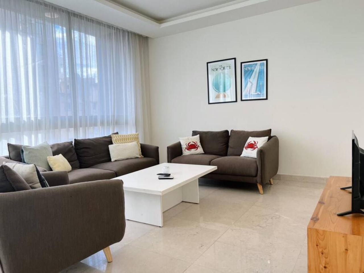 Modern 3BR Apt next to Hotel Dieu view 3