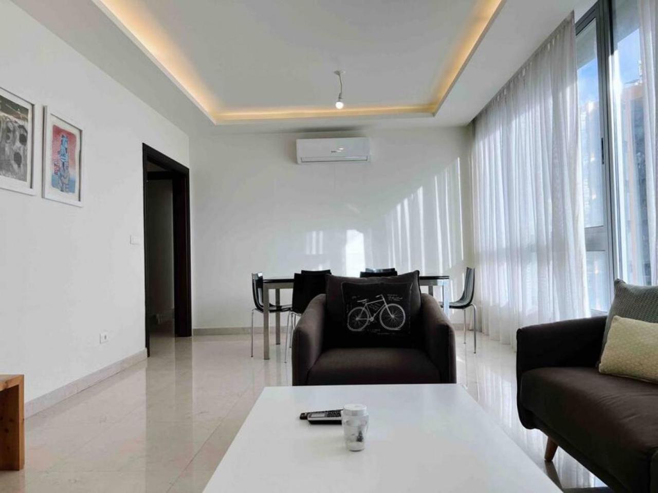 Modern 3BR Apt next to Hotel Dieu view 5