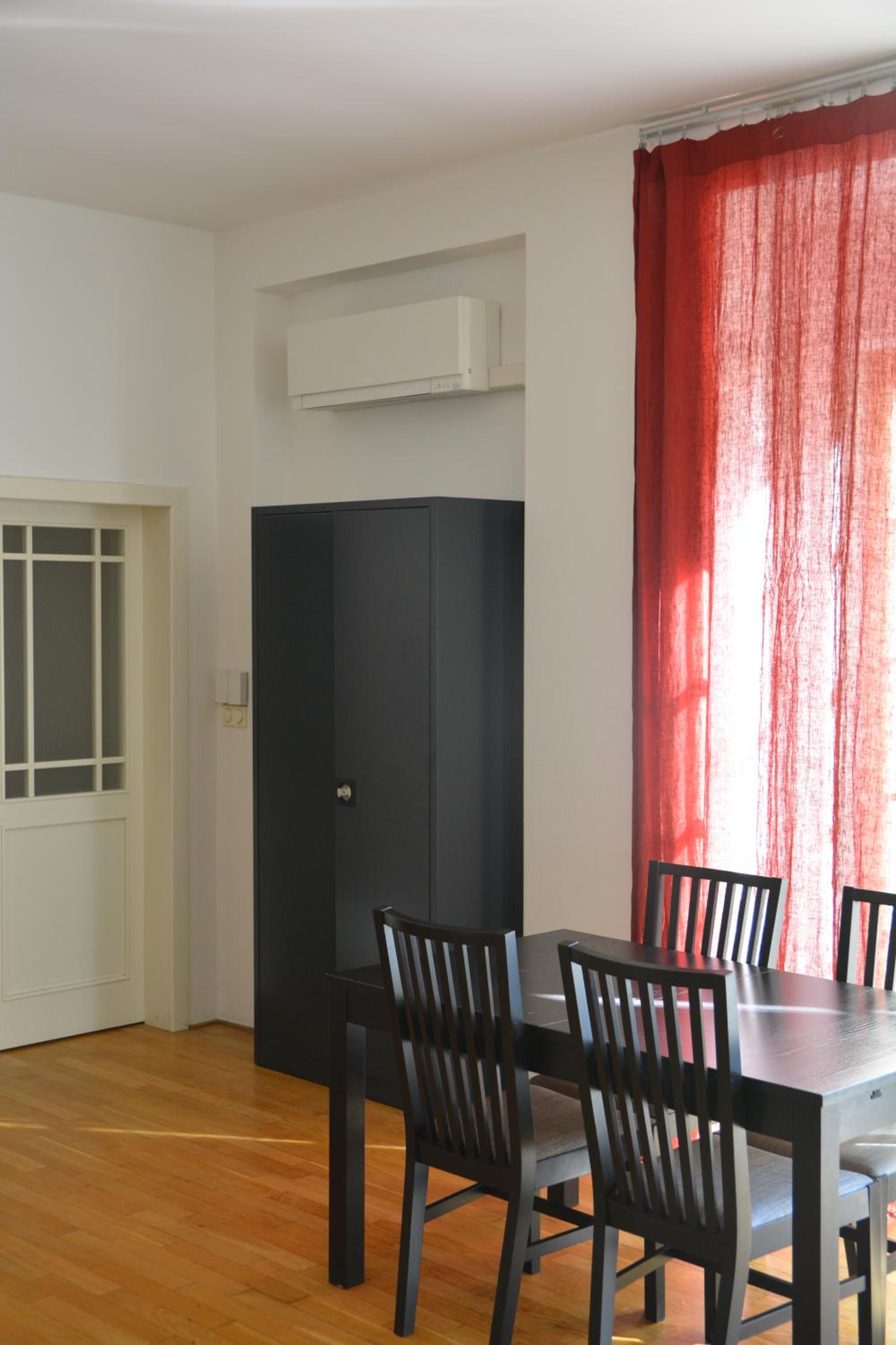 City Centre Garden Apartment with parking