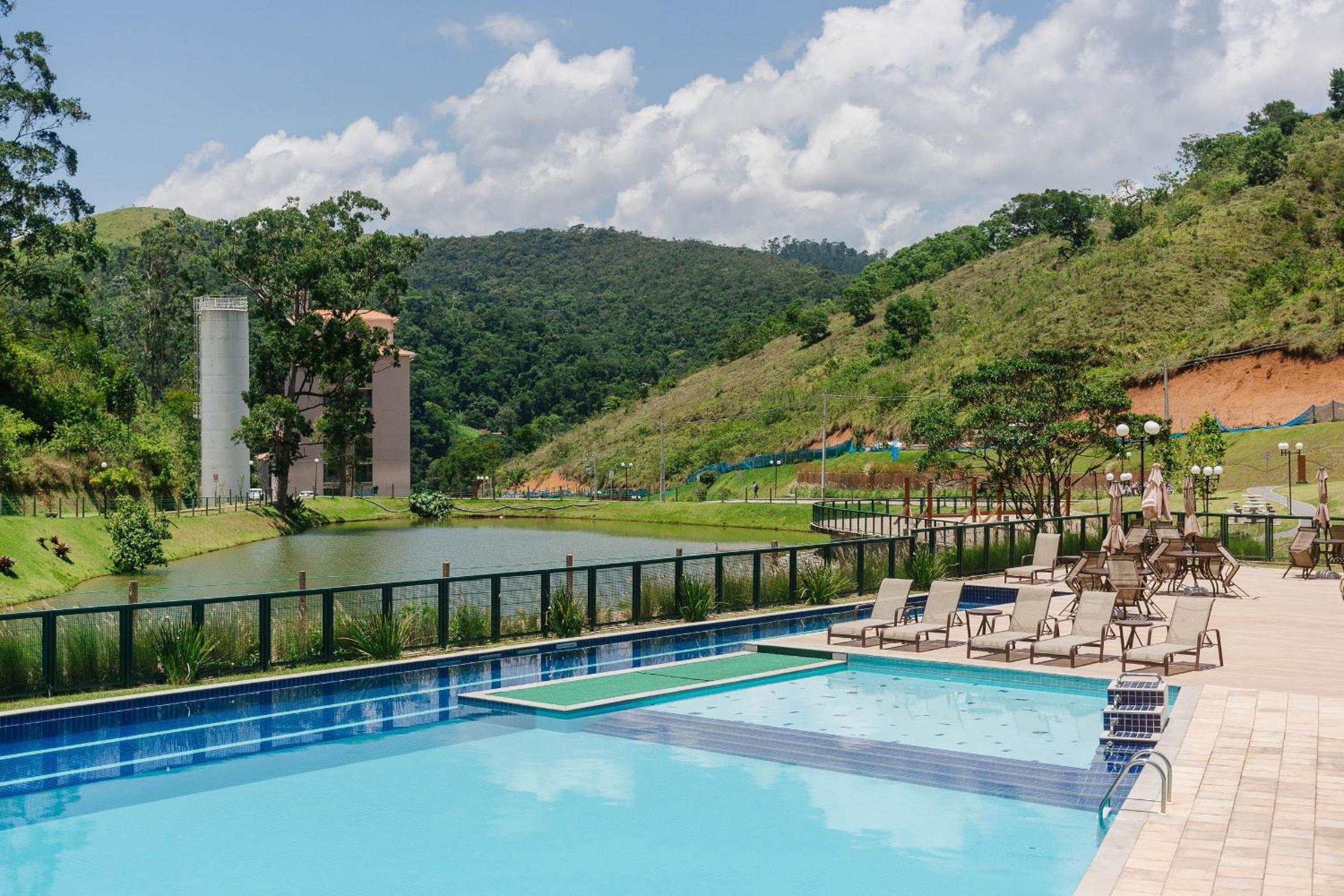 Apto. moderno em condomínio com piscina CME0107