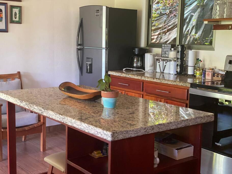 Casita Colibri–Mile to the Beach–Cable&Fiber Wifi!
