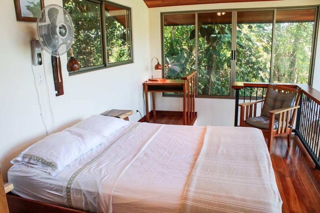Casita Colibri–Mile to the Beach–Cable&Fiber Wifi!