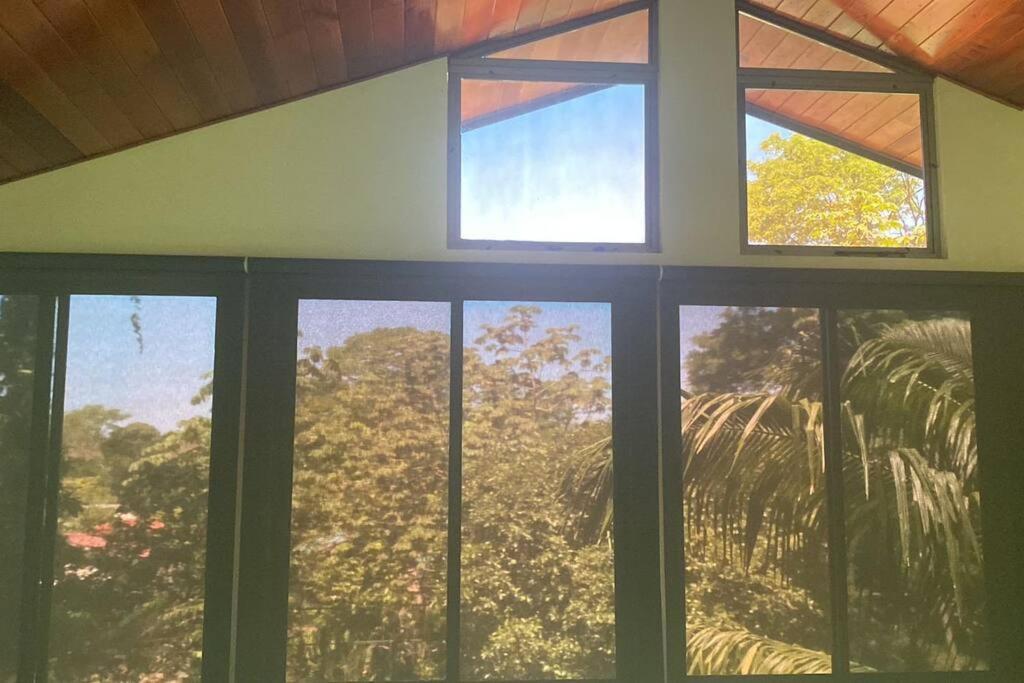 Casita Colibri–Mile to the Beach–Cable&Fiber Wifi!