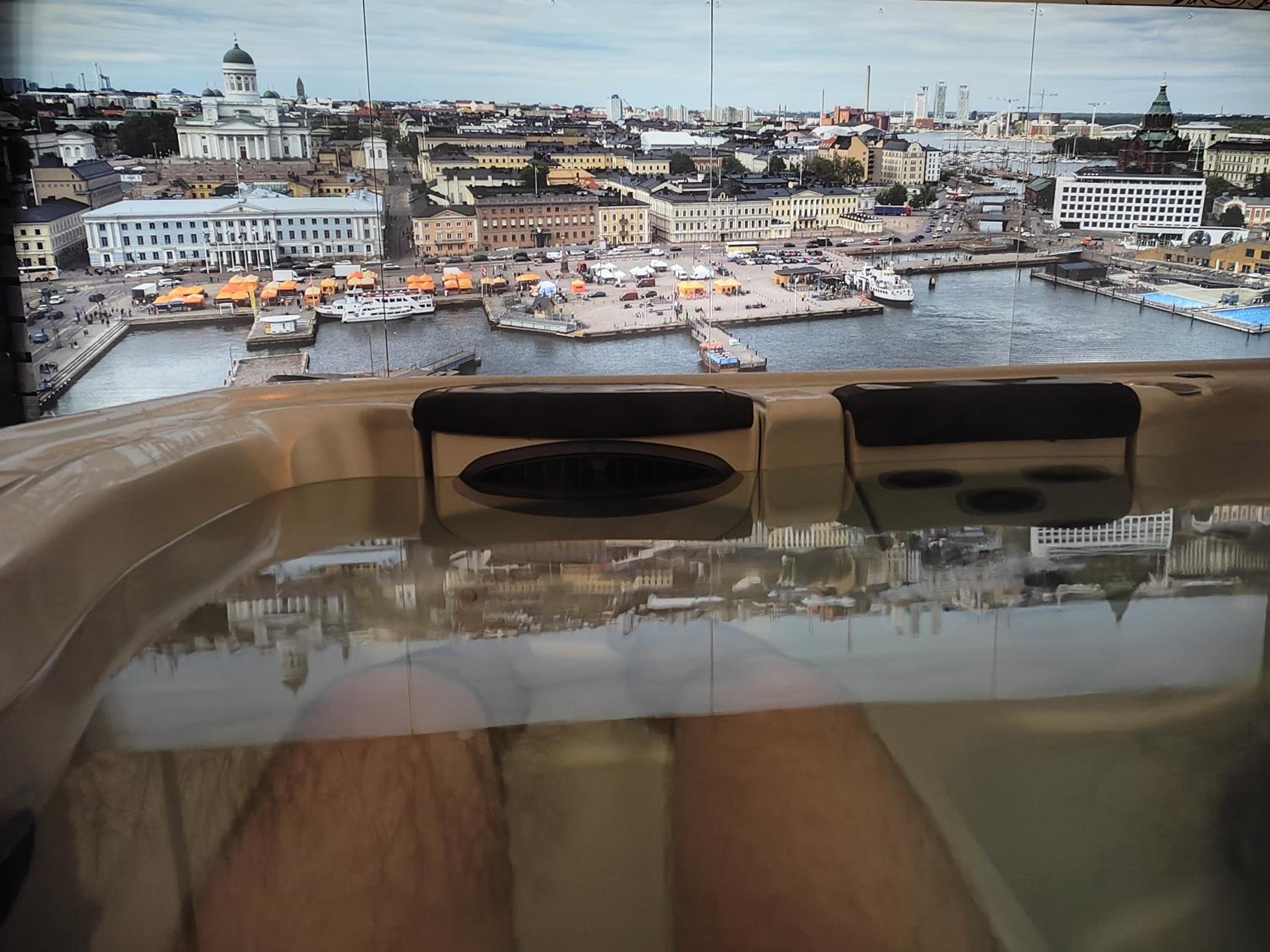 Relax & Recharge - a Unique Suite with a Touch of Luxury - Hot Tub and Sauna Inspired Decor #NOT A REAL SAUNA# Easy City Access - direct train 15 min to ci view 4