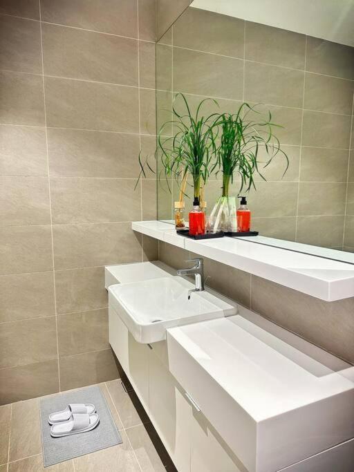 Q2 [2-4pax] Monorail-PavilionKL Bukit Bintang KLCC