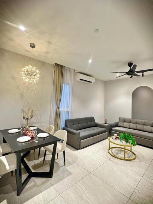 Q2 [2-4pax] Monorail-PavilionKL Bukit Bintang KLCC