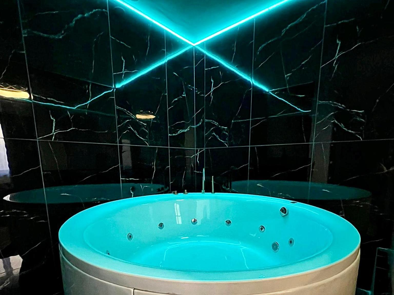 Luxor - Private Jacuzzi Boulevard Suites view 5