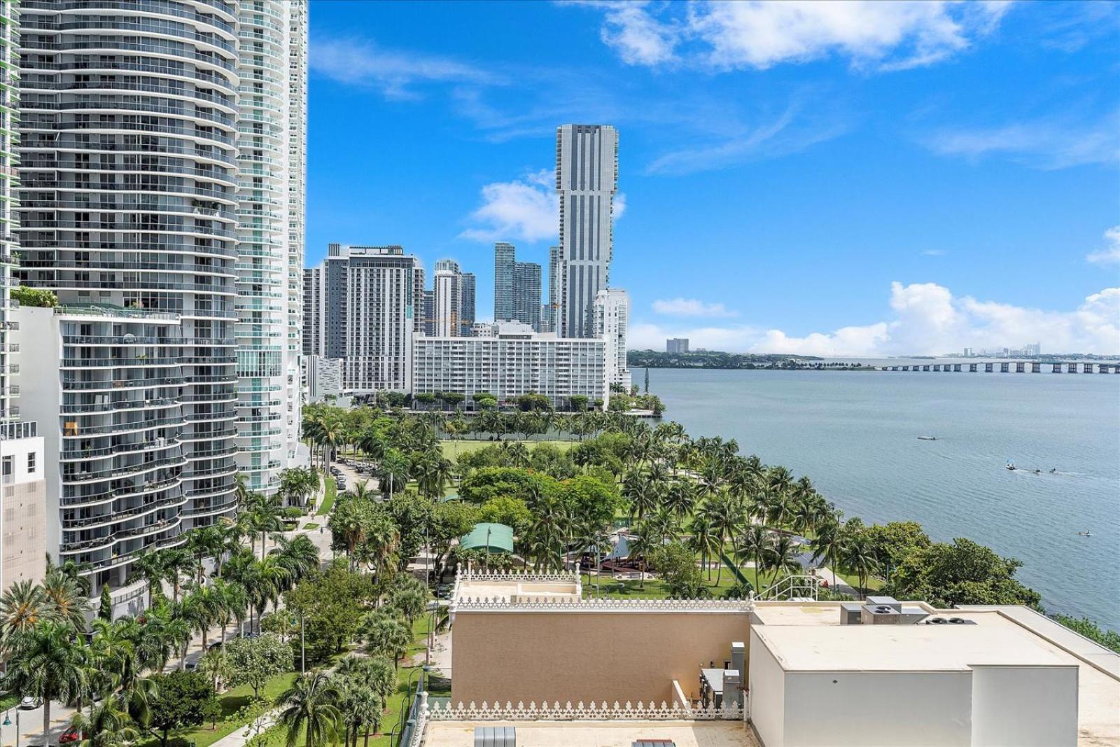 Beautiful Water & Park Views, Remodeled, WFH Office