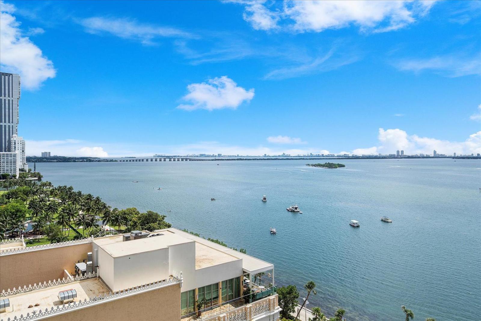 Beautiful Water & Park Views, Remodeled, WFH Office