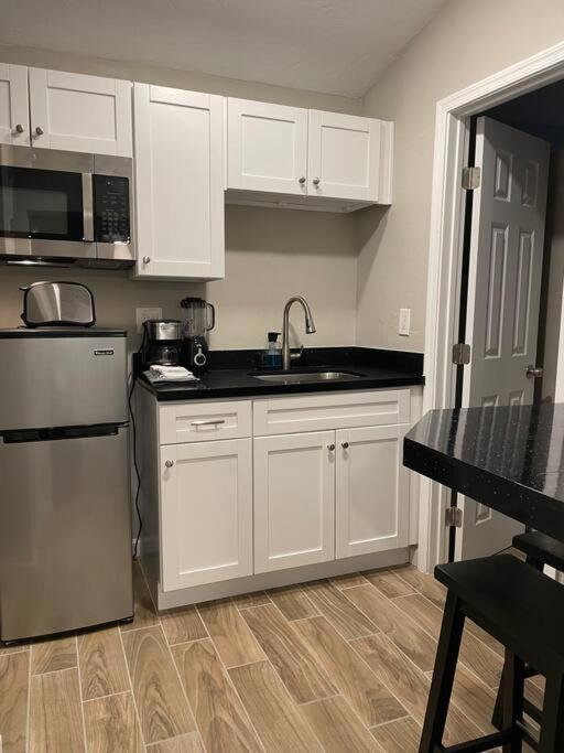 New Midtown Studio with Full Kitchen (Unit C) view 5