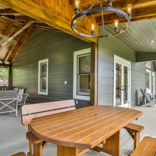 Spacious but cozy, secluded but close to everything