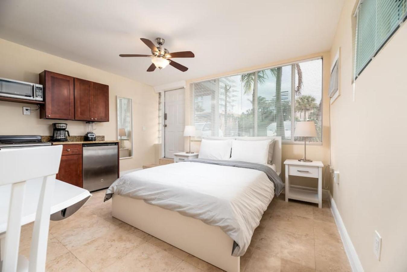 Ocean Breeze Free Parking Apt 1 view 4