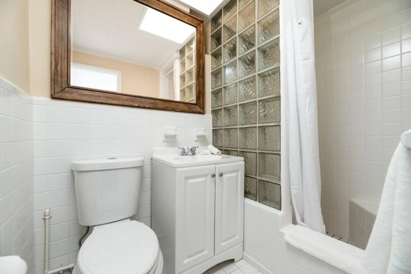 Ocean Breeze Free Parking Apt 1 view 5