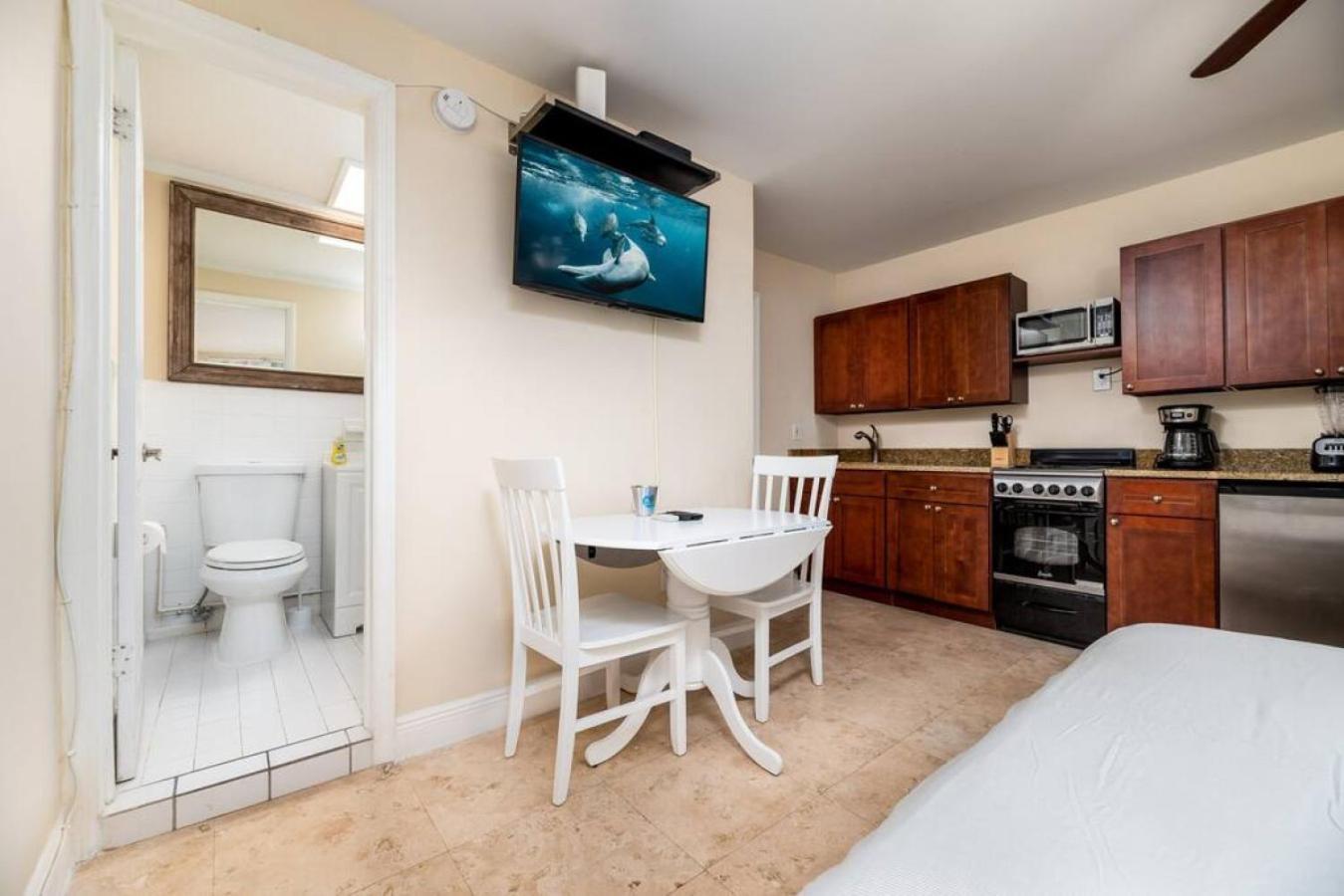 Ocean Breeze Free Parking Apt 1 view 3