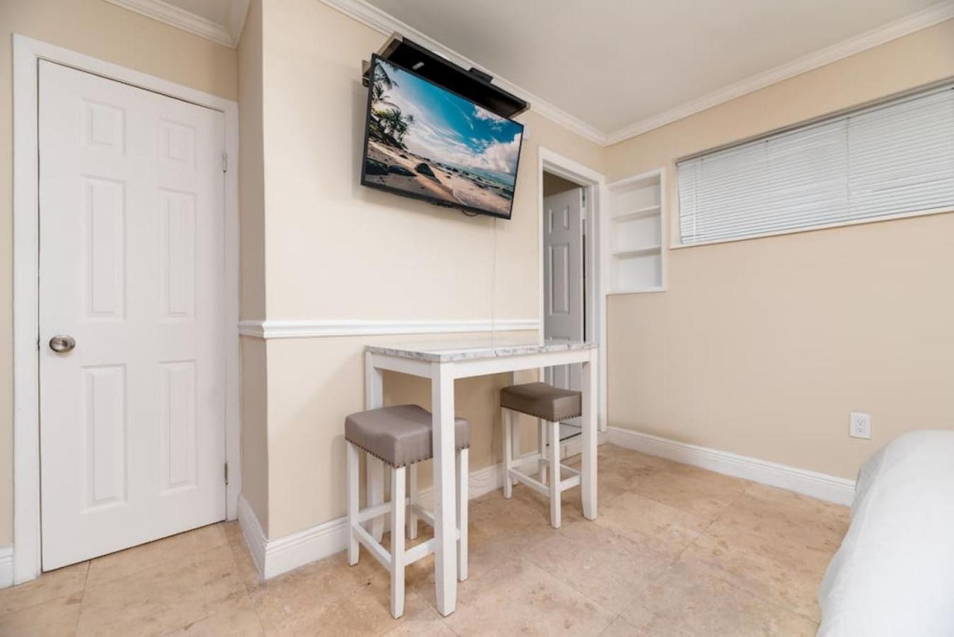 Ocean Breeze Free Parking Apt 2 view 5