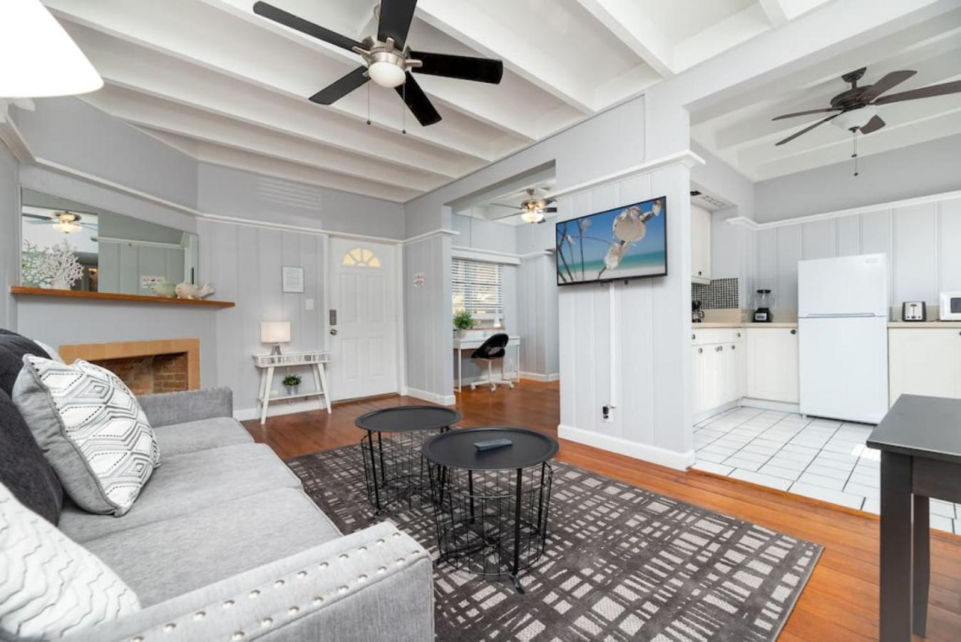 Ocean Breeze Free Parking Apt 3 view 3