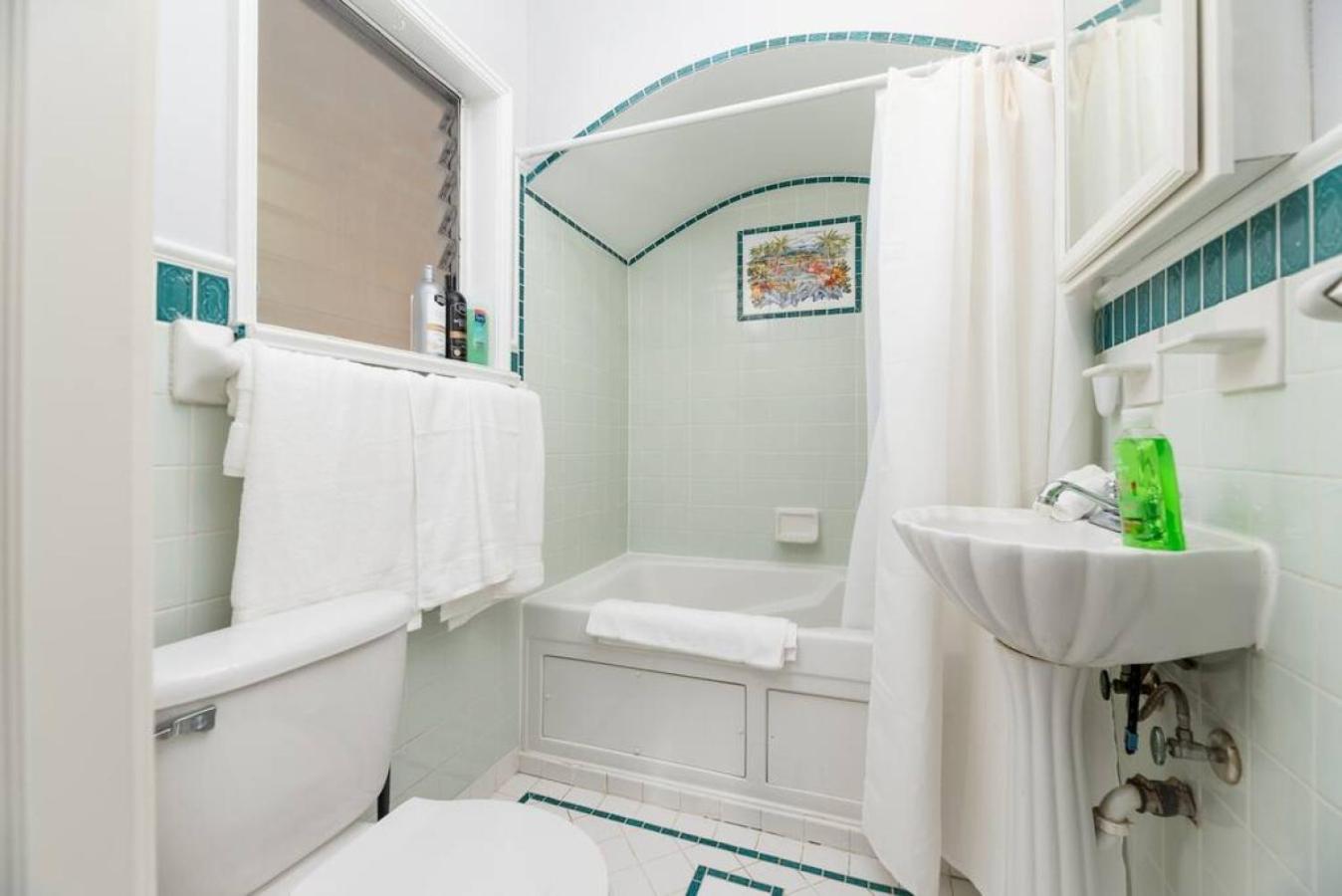 Ocean Breeze Free Parking Apt 3 view 4