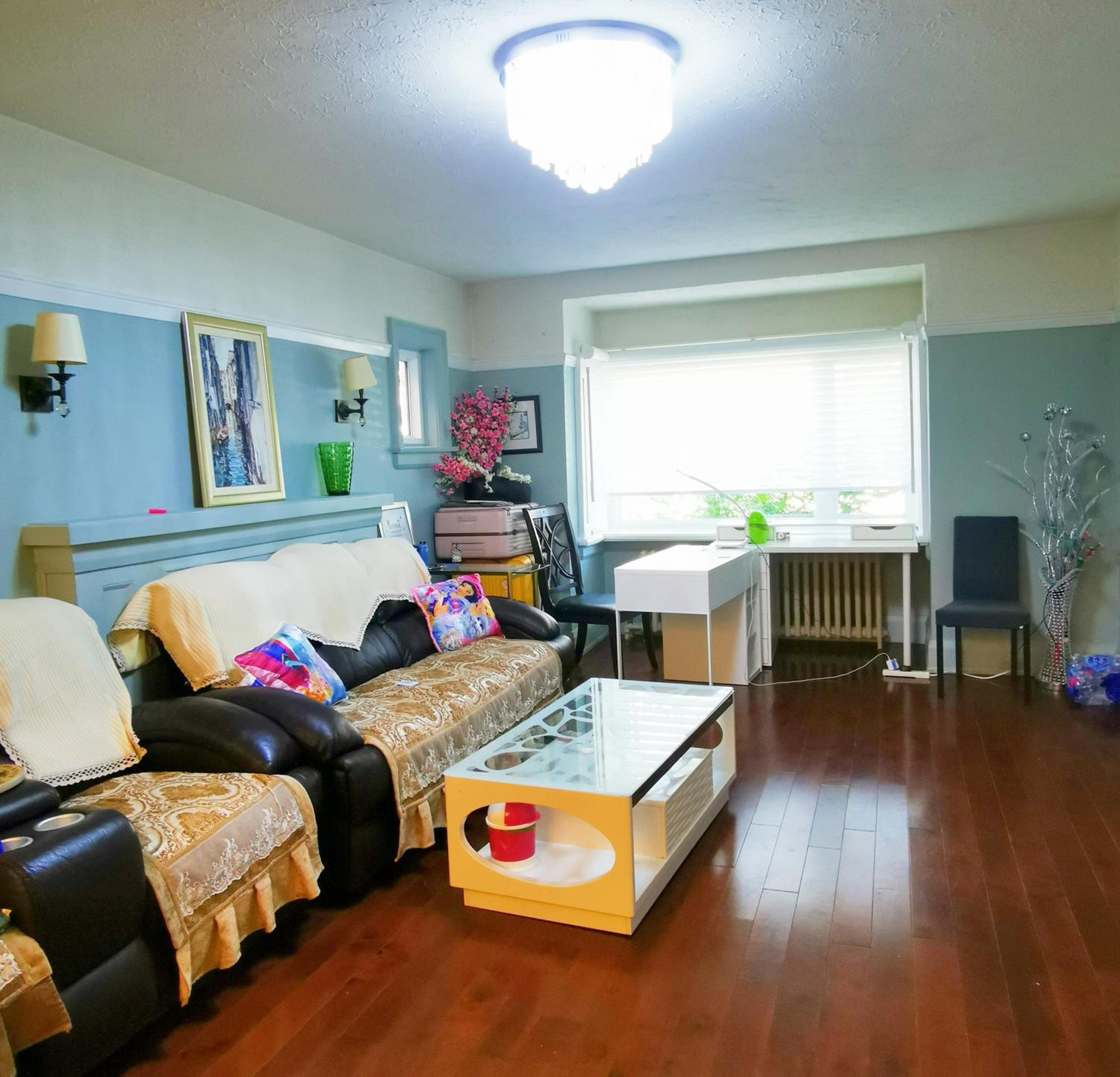 A bright and tidy double-bed room in midtown